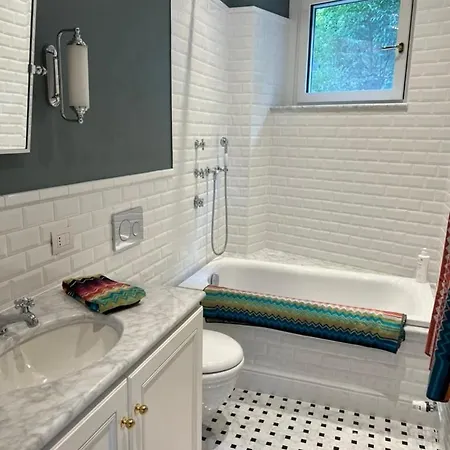 Luxury In In A 5 Bed Front 펜션 발마드레라