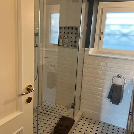 Luxury In In A 5 Bed Front 펜션 발마드레라