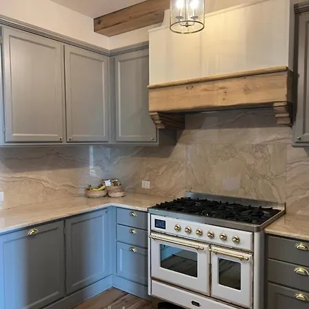 Luxury In In A 5 Bed Front Valmadrera